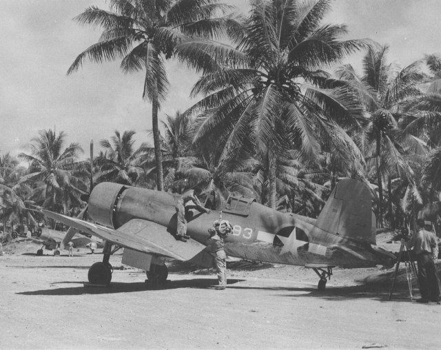 F4U_of_VMF-214_at_Turtle_Bay_Airfield,_Espiritu_Santo