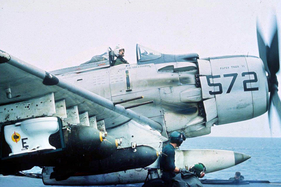 Christmas〜！A-1Hスカイレイダー　ペーパータイガーII A-1H Skyradier VA-25, USS Midway Oct 1965 